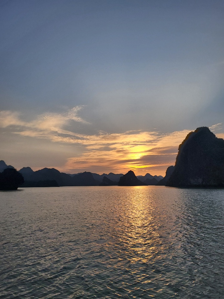 Golden skies and silent waters—Ha Long Bay at sunset feels like a dream you don’t want to wake from.
