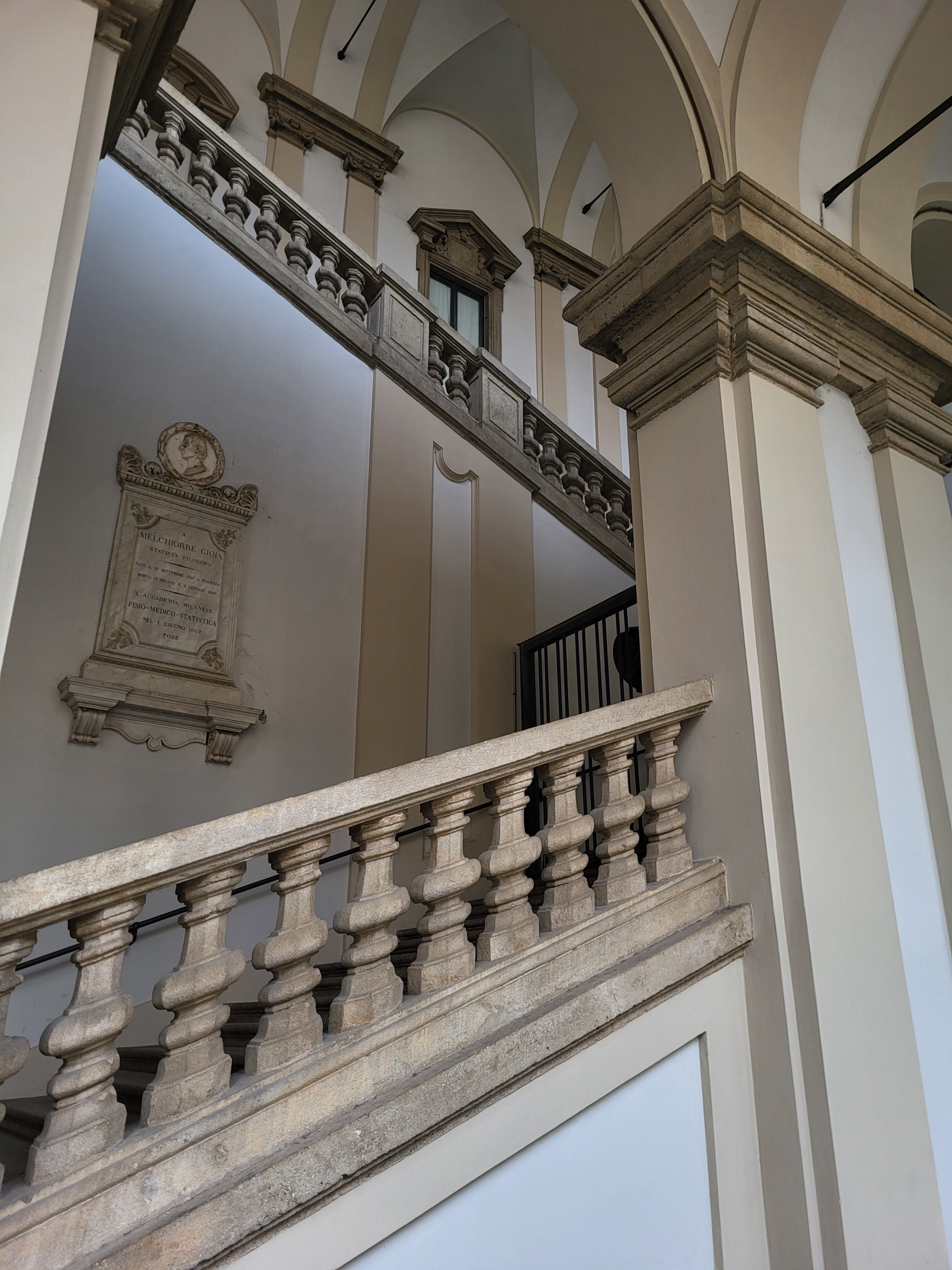 Stunning architecture in Milano, Italy, featuring a mix of historic Gothic buildings, Renaissance structures, and modern skyscrapers that define the city’s skyline.
